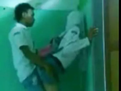 Момиче в чорапи с да ...