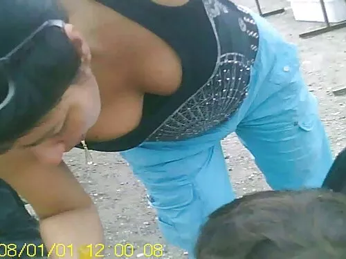 Изневерява съпруга с ...