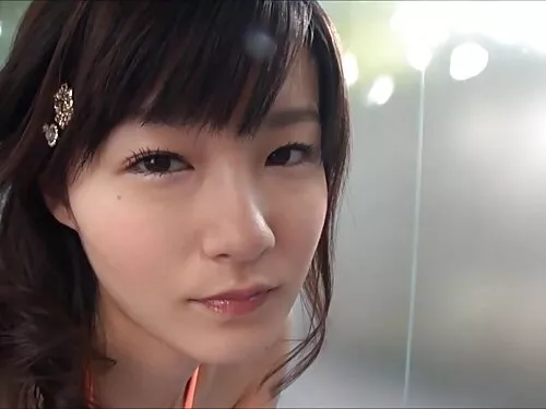 Брюнетката седна на  ...