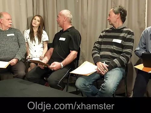 Секретарка в черни ч ...