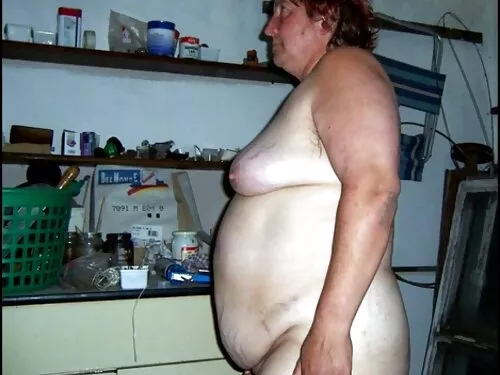 Пищната брюнетка бла ...