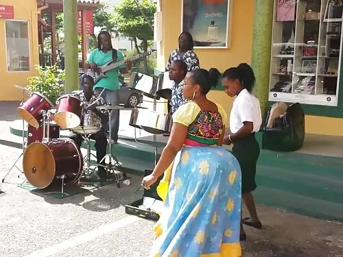 Момичето дръпва пени ...