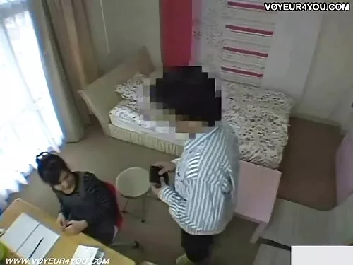 Дългокрака брюнетка  ...