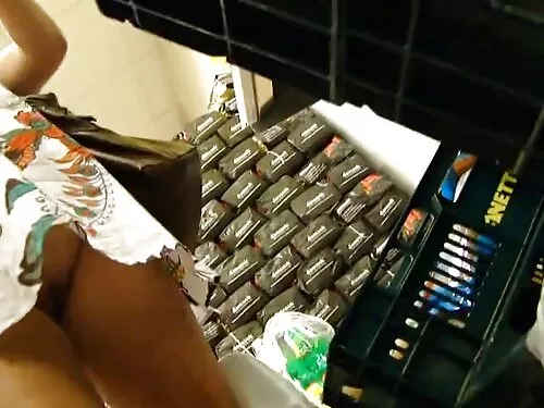 Секси брюнетка напра ...