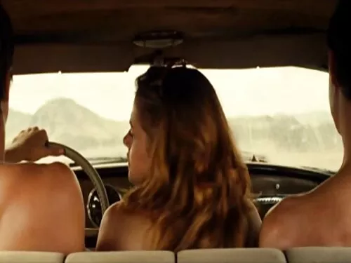 Мулатка с къдрава ко ...