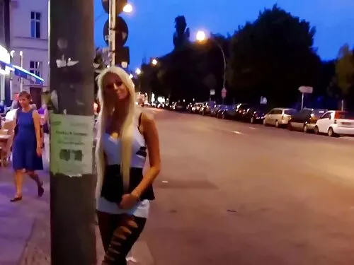 Моделът позира гол з ...