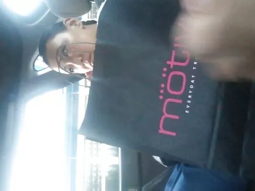 Кльощавата азиатка с ...