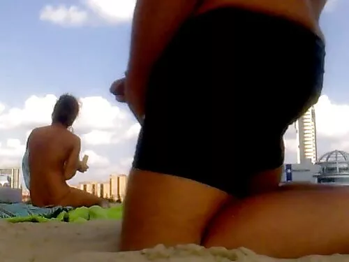 Брюнетката пъхна сил ...