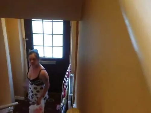 Човек си чука фитона ...