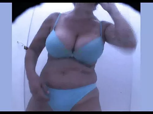 Млада брюнетка облиз ...