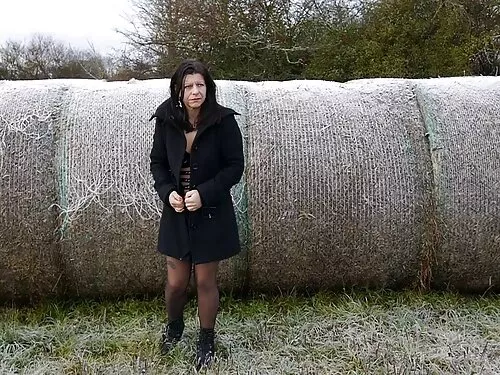 Човекът сграбчи мръс ...